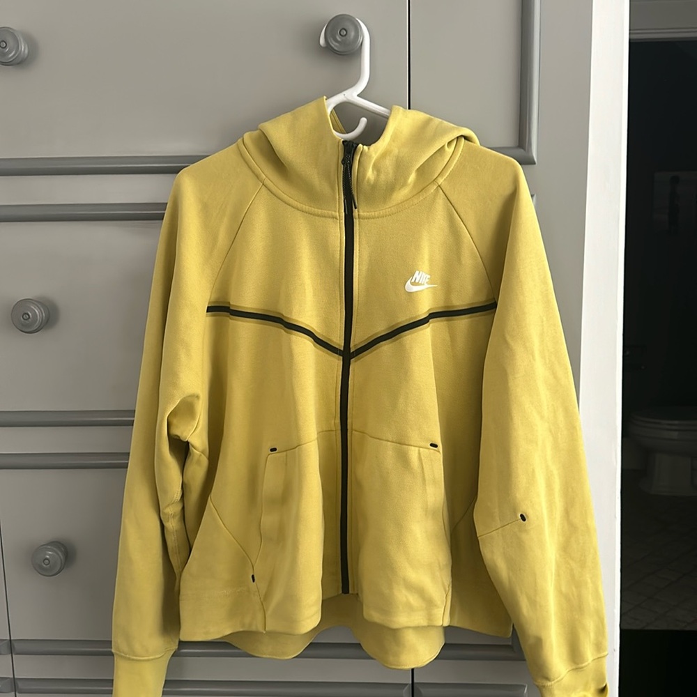 Nike woman’s tech zip up, worn once no tags, XXL